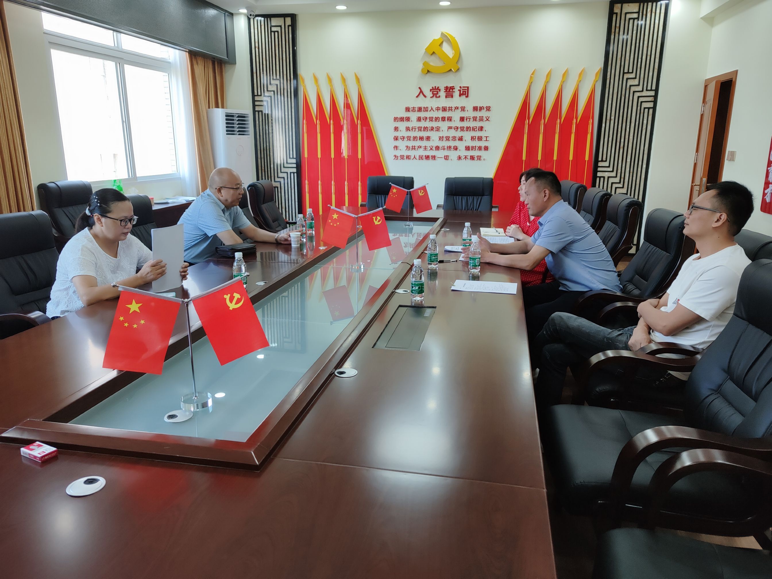 图为调研小组在仪陇县