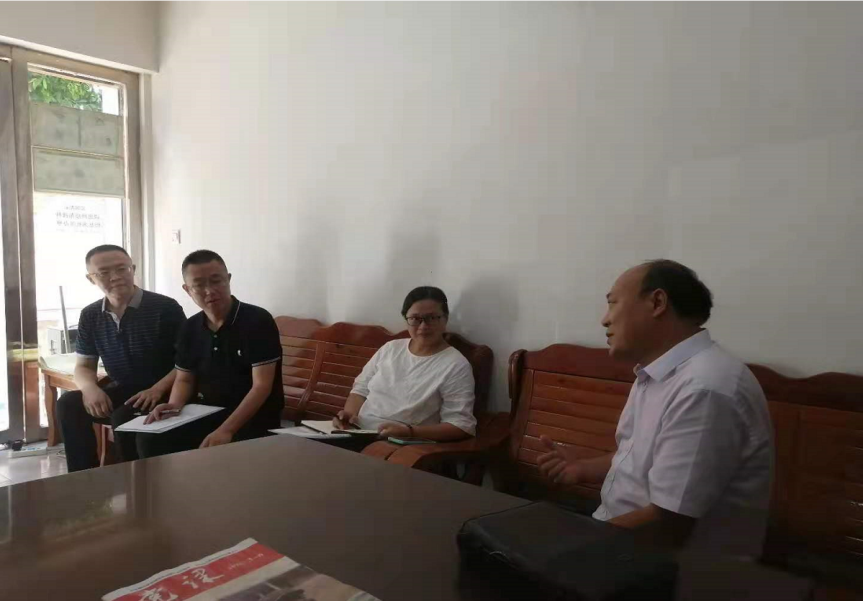 图为调研小组在西充县