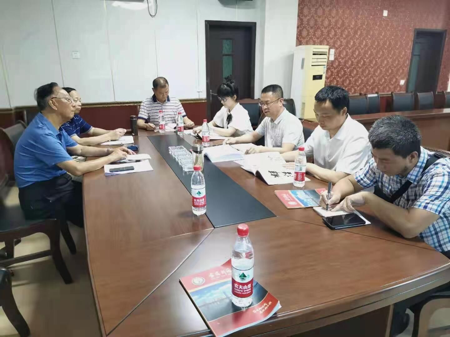 图为调研小组在高坪